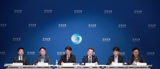 김형석(왼쪽부터) 한국은행 물가연구팀장, 박창현 물가동향팀장, 이지호 조사국장, 김웅 부총재보, 김대용 조사총괄팀장, 윤용준 국제무역팀장이 22일 오후 서울 중구 한국은행에서 열린 경제전망 설명회에서 발언하고 있다. [한국은행 제공]